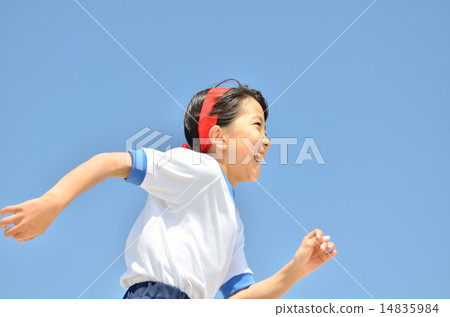在藍天(運動服)中運行的女孩 在藍天(運動服)中運行的女孩 14835984