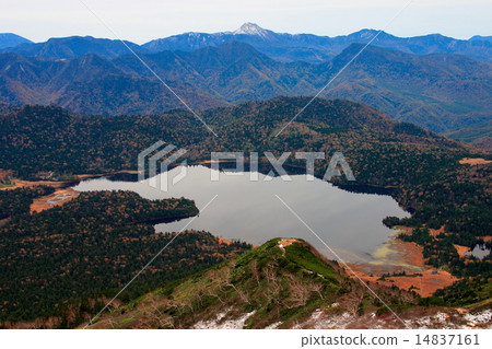 Oze和Mt. Ozenuma和Nikko Shirane火山。 Oze和Mt. Ozenuma和Nikko Shirane火山。 14837161