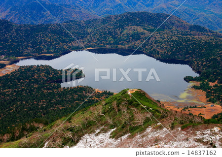 Ozenuma俯瞰Oze和Mt. Uketake和Minobuchi Mt. Ozenuma俯瞰Oze和Mt. Uketake和Minobuchi Mt. 14837162