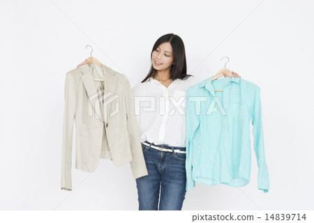 A woman choosing clothes 14839714