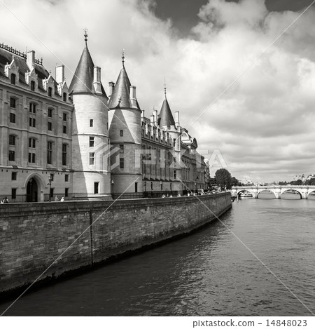 Conciergerie castle in Paris, France 14848023