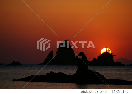 Sunset on the Otago coast 14851352