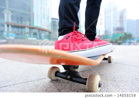 woman skateboarder skateboarding at city woman skateboarder skateboarding at city 14858159