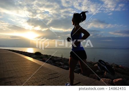 Runner athlete running at seaside  14862431