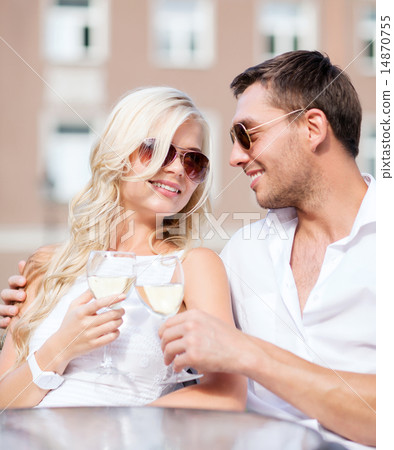 圖庫照片: couple drinking wine in cafe