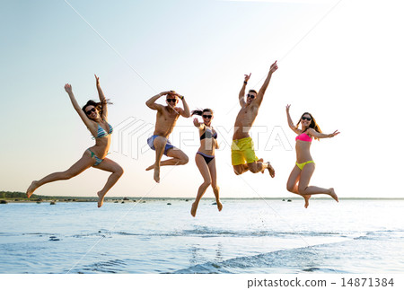 smiling friends in sunglasses on summer beach smiling friends in sunglasses on summer beach 14871384