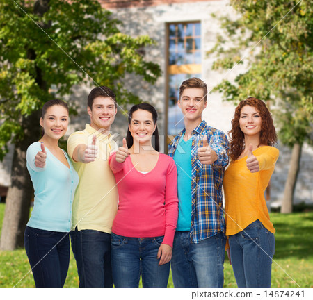 圖庫照片: group of smiling teenagers over campus background