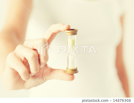 woman with hourglass 14876308