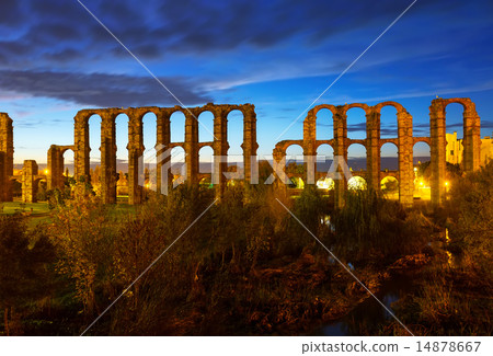 night view of ancient roman aqueduct 14878667