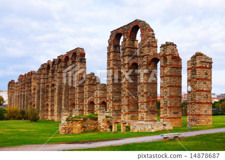 Acueducto de los Milagros in autumn. Merida 14878687