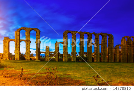 antique Roman Aqueduct of Merida in evening antique Roman Aqueduct of Merida in evening 14878810