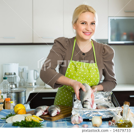 woman putting fish 14879733