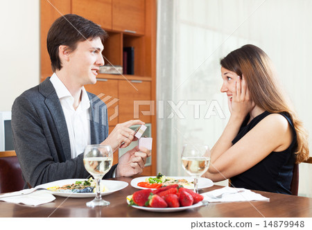 guy doing girlfriend's marriage proposal guy doing girlfriend's marriage proposal 14879948