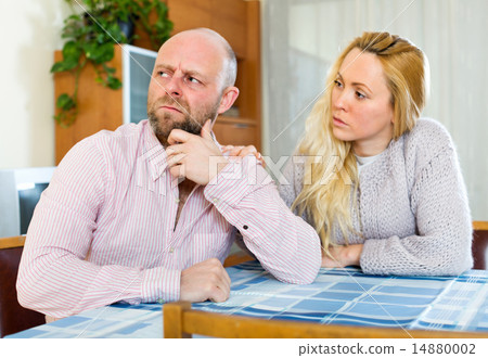 Woman comforting man 14880002