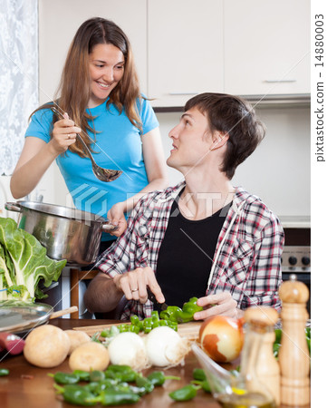 Happy family cooking 14880003