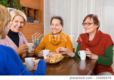 Senior female friends drinking coffee 14880078