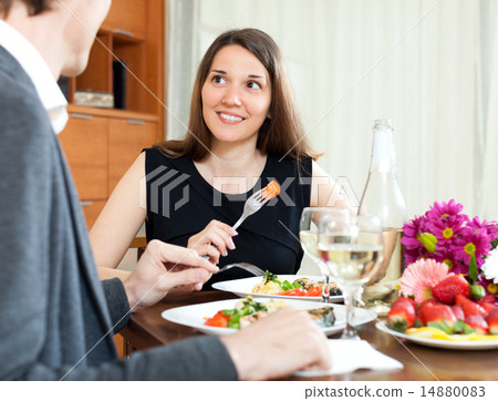 Man and woman having romantic dinner 14880083
