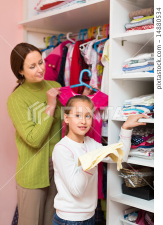 mam teaching girl to choose clothes 14880534