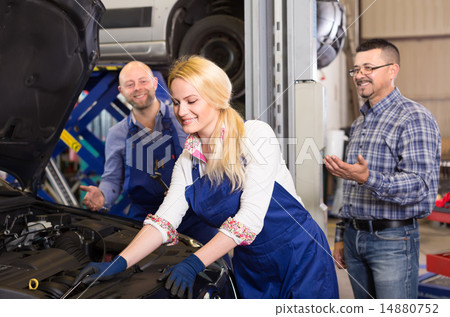 Female mechanic is fixing a car 14880752