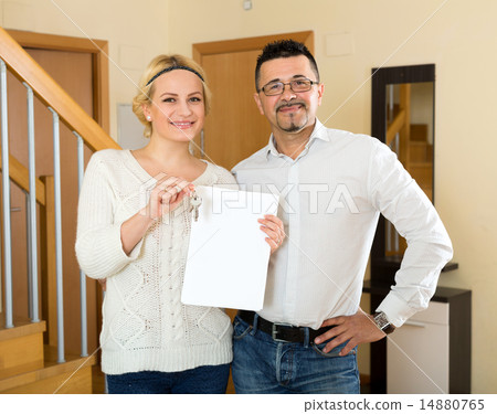 Agent gives the keys 14880765