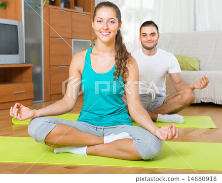 Couple having yoga class 14880918