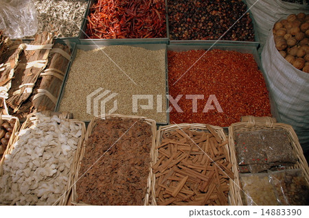 Dubai spice market 14883390