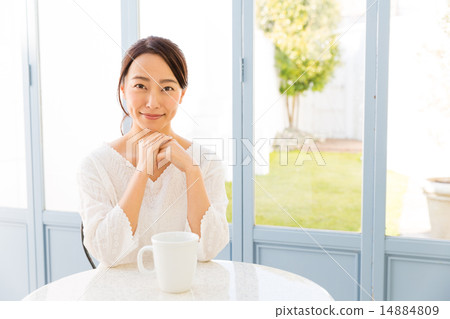 放鬆在咖啡館的婦女 放鬆在咖啡館的婦女 14884809