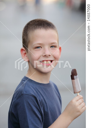 Boy and ice cream 14887000