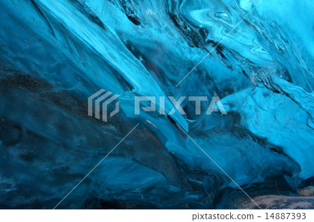 冰面在神秘的世界“冰洞”閃耀在冰島的藍色 14887393
