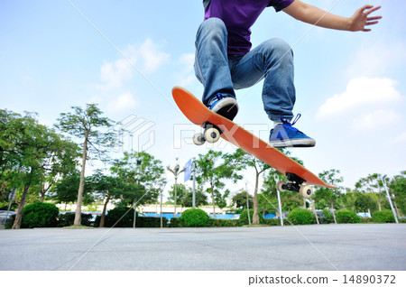 skateboarder skateboarding at city 14890372