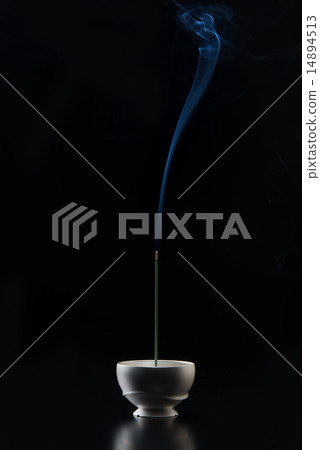黑色背景中的香煙 14894513