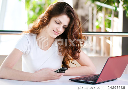 A young business woman sitting in a cafe 14895686