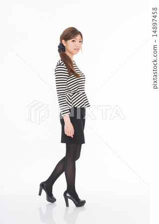 一位20多歲的年輕女士 14897458