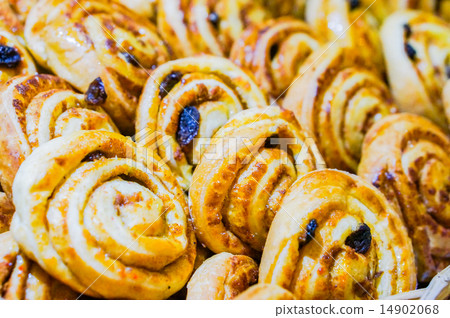 Cinnamon rolls 14902068