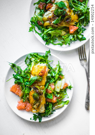 Grilled fish with arugula salad 14902254