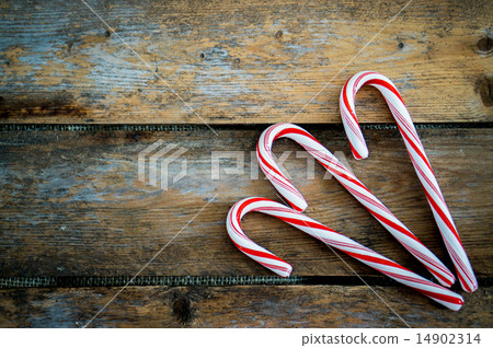 圖庫照片: candy cane on wooden background