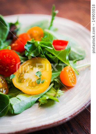 Green salad with colorful tomatoes Green salad with colorful tomatoes 14903018