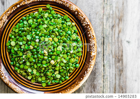Organic split peas on wooden background 14903283