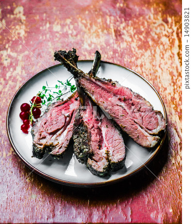 Closeup of grilled lamb chops 14903821