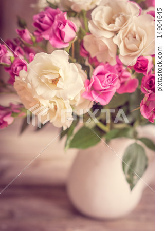 Roses in a vase 14904645