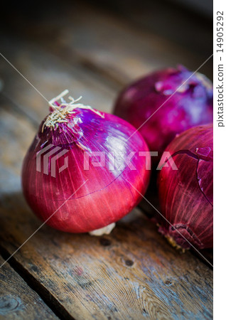 Red onions on rustic wooden background 14905292