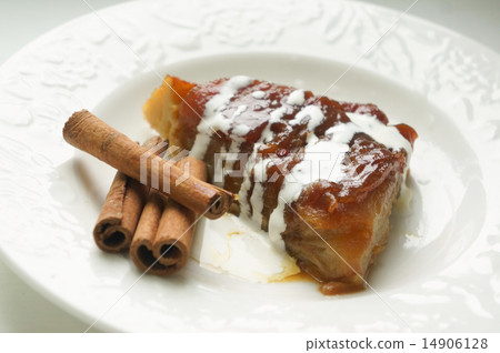 Apple pie with ice-cream and cinnamon 14906128