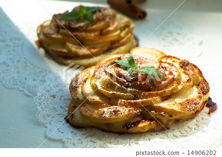 Apple tart with mint and cinnamon 14906202
