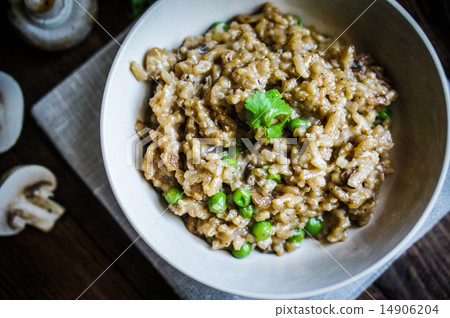 Risotto with mushrooms 14906204