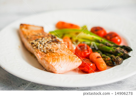Grilled salmon with vegetables Grilled salmon with vegetables 14906278