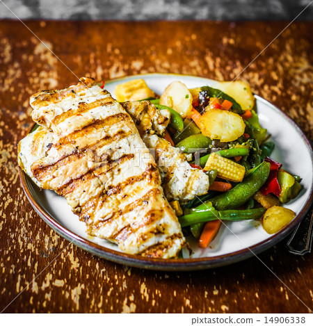 Grilled chicken with baked vegetables on rustic background 14906338
