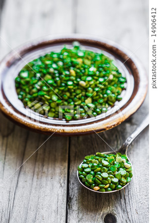 Organic split peas on wooden background 14906412