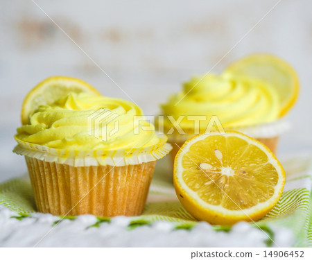 Lemon cupcakes 14906452