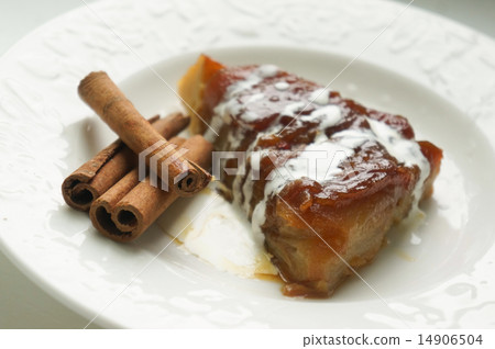 Apple pie with ice-cream and cinnamon 14906504