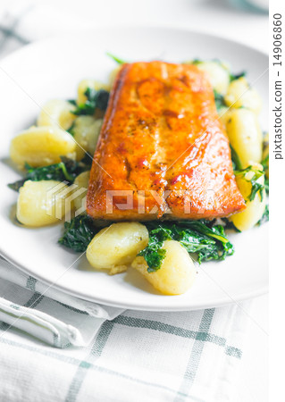 Grilled salmon with gnocchi and greens 14906860
